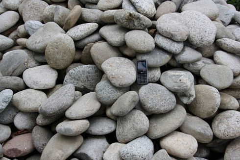 Kamenclub.ru: Галька речная плоская (бело-серая) фр. 100-200-300 мм. купить  в Московской области галька речная плоская серый, белый, бело-серый, серо-белый речная галька плоская  9000 руб/т   фото КАМЕНЬ КЛУБ