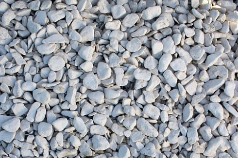 Kamenclub.ru: Мраморная крошка (щебень галтованный белый) фр.40-70 мм.  купить в Московской области мрамор белый молочный айвори окатанный округлый природный камень 17000 руб/т   фото КАМЕНЬ КЛУБ