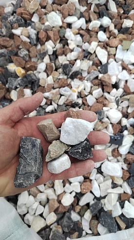 Kamenclub.ru: Мраморная крошка (щебень крошка микс : белый-черный-розовый) фр. 20-40 мм.  купить в Московской области мрамор белый, черный, розовый декоративная ландшафтная крошка 12000 руб/т   фото КАМЕНЬ КЛУБ