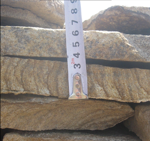 Kamenclub.ru: Песчаник пластушка желтый с рисунком (3 см)  купить в Московской области песчаник желтый с рисунком, рыжий, желтый песчаник пластушка ландшафтная рваная 8 500 руб/м3   фото КАМЕНЬ КЛУБ