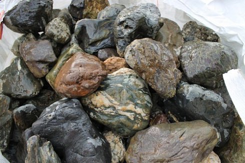 Kamenclub.ru: Ландшафтные валунчики фр.100-500 мм.  купить в Московской области крупный природный камень серый, темно-серый, светло-серый речной валун крупный 4800 руб/т   фото КАМЕНЬ КЛУБ