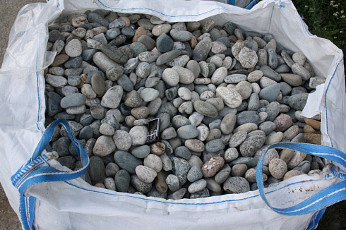 Kamenclub.ru: Галька речная окат (серая) фр.40-60 мм купить  в Московской области галька речная серый бежевый рыжий коричневый округлый речной камень 5000 руб/т   фото КАМЕНЬ КЛУБ