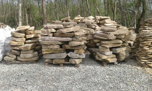 Kamenclub.ru: Песчаник плиты - плахи - пошаговые дорожки (фр. 70-150 мм)  купить в Московской области песчаник серый бежевый желтый зеленый колотый песчаник строительный 6500 руб/т   фото КАМЕНЬ КЛУБ