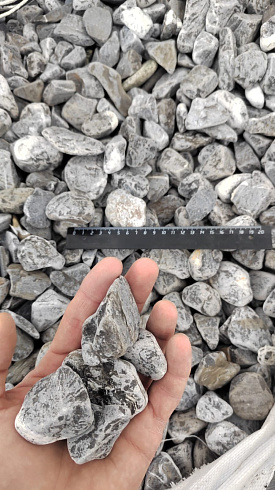 Kamenclub.ru: Щебень галтованный черный (мрамор) фр.40-70 мм.  купить в Московской области мрамор черный с белыми прожилками, черный, белый щебень галтованный округлый 13500 руб/т   фото КАМЕНЬ КЛУБ