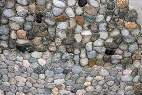 Kamenclub.ru: Галька речная плоская (ассорти) фр. 70-150 мм. купить  в Московской области галька галечник серый белый темно-серый синий светло-серый плоская природная галька  9000 руб/т   фото КАМЕНЬ КЛУБ