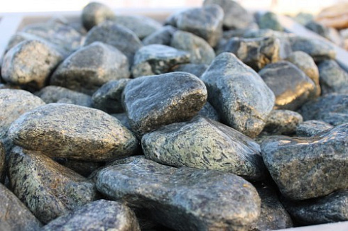 Kamenclub.ru: Щебень галтованный зеленый (змеевик) фр. 50-100 мм.  купить в Московской области галтовка мраморная зеленый, салатовый мрамор 12 500 руб/т   фото КАМЕНЬ КЛУБ