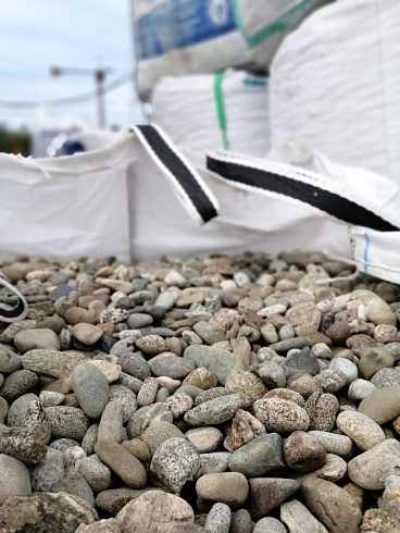 Kamenclub.ru: Галька речная окат (пестрая) фр. 20-40 мм. купить  в Московской области галька речная пестрая, серая, серые оттенки галька речная окатанная округлая 5000 руб/т   фото КАМЕНЬ КЛУБ