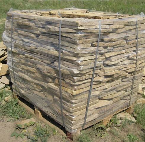 Kamenclub.ru: Песчаник пластушка желтый с рисунком (3 см)  купить в Московской области песчаник желтый с рисунком, рыжий, желтый песчаник пластушка ландшафтная рваная 8 500 руб/м3   фото КАМЕНЬ КЛУБ