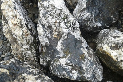 Kamenclub.ru: Черный гранит - кварцит фр. 100-500 мм.  купить в Московской области мрамор гранит черный с белыми прожилками, серый, белый валун скальный колотый 7000 руб/т   фото КАМЕНЬ КЛУБ