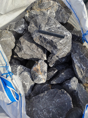 Kamenclub.ru: Черный мрамор скальник фр. 100-500 мм.  купить в Московской области мрамор черный белый серый крупный колотый валун ландшафтный 8500 руб/т   фото КАМЕНЬ КЛУБ