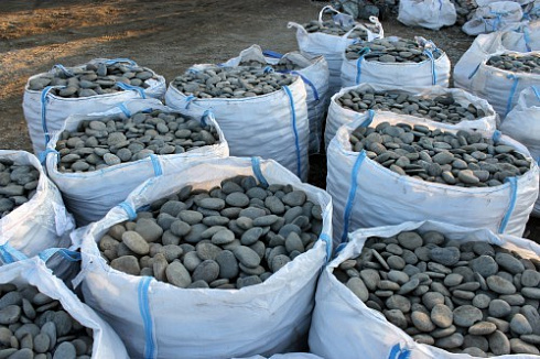 Kamenclub.ru: Галька речная плоская (темно-серая) фр. 100-200-300 мм. купить  в Московской области галька речная плоская темно-серый, серый, синий речной галечник плоский 9000 руб/т   фото КАМЕНЬ КЛУБ