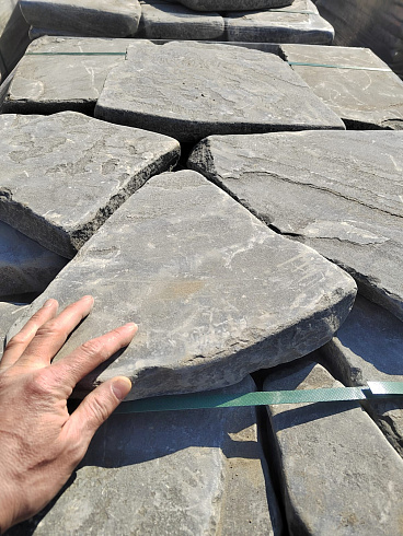 Kamenclub.ru: Песчаник пластушка светло-серый (4,0 - 6,0 см)  купить в Московской области плитняк - пластушка светло-серый песчаник 12600 руб/м3   фото КАМЕНЬ КЛУБ