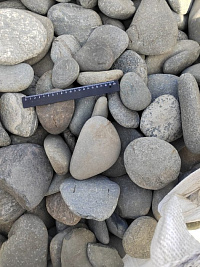 Kamenclub.ru: Галька речная плоская (темно-серая) фр. 70-150 мм. купить в Московской области галечник природный темно-серый серый синий речная плоская природная окатанная  9000 руб/т   фото КАМЕНЬ КЛУБ