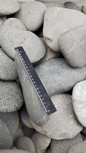 Kamenclub.ru: Галька речная плоская (темно-серая) фр. 70-150 мм. купить  в Московской области галечник природный темно-серый серый синий речная плоская природная окатанная  9000 руб/т   фото КАМЕНЬ КЛУБ