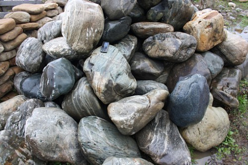 Kamenclub.ru: Речной валун Кабанчик фр.300-500 мм.  купить в Московской области крупный природный камень галька серый, темно-серый речной валун галечник масштабный 7000 руб/т   фото КАМЕНЬ КЛУБ