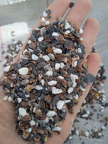 Kamenclub.ru: Мраморная крошка (щебень крошка микс : белый-черный-розовый) фр. 3-5 мм.  купить в Московской области мрамор белый, черный, розовый, разноцветный мраморная каменная крошка декорвтивная 12000 руб/т   фото КАМЕНЬ КЛУБ