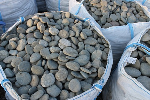 Kamenclub.ru: Галька речная плоская (ассорти) фр. 100-200-300 мм. купить  в Московской области галька плоская разноцветная серый белый темно-серый синий речная галька ландшафтная 8000 руб/т   фото КАМЕНЬ КЛУБ