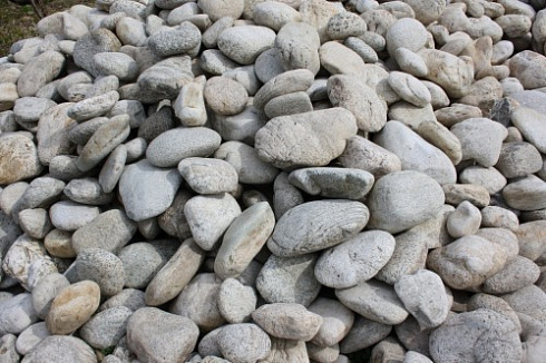 Kamenclub.ru: Бело-серый валунчик фр.100-300 мм.  купить в Московской области крупный камень для ландшафта серый, белый бело-серый валун крупная галька 4500 руб/т   фото КАМЕНЬ КЛУБ