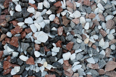 Kamenclub.ru: Мраморная крошка (щебень крошка микс : белый-черный-розовый) фр. 20-40 мм.  купить в Московской области мрамор белый, черный, розовый декоративная ландшафтная крошка 12000 руб/т   фото КАМЕНЬ КЛУБ