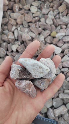 Kamenclub.ru: Мраморная крошка (щебень галтованный розовый) фр.20-40 мм.  купить в Московской области мрамор розовый, красный оголтованный округлый щебень  15000 руб/т   фото КАМЕНЬ КЛУБ