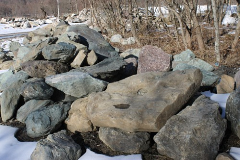 Kamenclub.ru: Гранит скальник (серо-зеленый) фр. 500-1500 мм.  купить в Московской области гранит мрамор  серый зеленый темно-серый глыба скальная колотая ландшафтная 7 500 руб/т   фото КАМЕНЬ КЛУБ