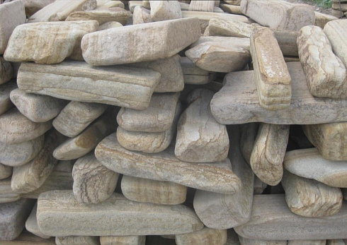 Kamenclub.ru: Песчаник пластушка галтованный желтый с рисунком (3 см)  купить в Московской области плитняк - пластушка желтый песчаник 21000 руб/м3   фото КАМЕНЬ КЛУБ