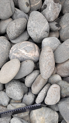 Kamenclub.ru: Галька речная окат (темно-серая) фр. 70-150 мм. купить  в Московской области галька речная темно-серая, синяя, серая речная галька округлая  8000 руб/т   фото КАМЕНЬ КЛУБ