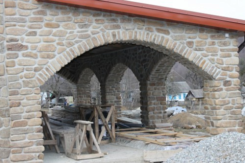 Kamenclub.ru: Песчаник для строительства и кладки блочный (фр 100-200 мм)  купить в Московской области песчаник бежевый серый рыжий валун мелкий для строительства песчаник 6500 руб/т   фото КАМЕНЬ КЛУБ