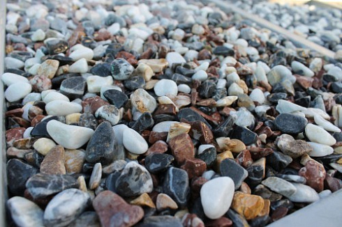 Kamenclub.ru: Мраморная крошка (щебень галтованный микс:белый-черный-розовый-медовый) фр.10-20 мм.  купить в Московской области мрамор белый, медовый, черный, розовый мраморный декоративный ландшафтный окатанный округлый галтованный щебень 15500 руб/т   фото КАМЕНЬ КЛУБ