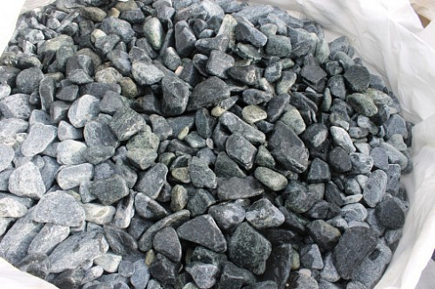 Kamenclub.ru: Щебень галтованный зеленый (змеевик) фр. 50-100 мм.  купить в Московской области галтовка мраморная зеленый, салатовый мрамор 12 500 руб/т   фото КАМЕНЬ КЛУБ