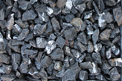 Kamenclub.ru: Щебень крошка черный (мрамор) фр. 5-10 мм.  купить в Московской области мрамор черный с белыми прожилками, черный, белый мраморная крошка декоративная ландшафтная 11000 руб/т   фото КАМЕНЬ КЛУБ