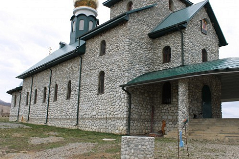 Kamenclub.ru: Галька речная плоская (бело-серая) фр. 100-200-300 мм. купить  в Московской области галька речная плоская серый, белый, бело-серый, серо-белый речная галька плоская  9000 руб/т   фото КАМЕНЬ КЛУБ