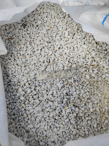 Kamenclub.ru: Мраморная крошка, щебень, цвет-белый, фр. 5-10 мм.  купить в Московской области мрамор белый, айвори, молочный мраморная каменная крошка ландшафтная 12000 руб/т   фото КАМЕНЬ КЛУБ