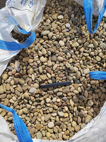 Kamenclub.ru: Галька речная окат рыжая фр. 20-40 мм. купить  в Московской области галька речная окатанная рыжая желтая серая округлая речная галька 5000 руб/т   фото КАМЕНЬ КЛУБ