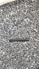 Kamenclub.ru: Щебень галтованный черный (мрамор) фр.10-20 мм.  купить в Московской области мрамор черный с белыми прожилками, черный, белый окатанный округлый ландшафтный декоративный щебень 15000 руб/т   фото КАМЕНЬ КЛУБ