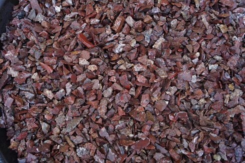 Kamenclub.ru: Щебень крошка красный (ЯШМА) фр. 5-10 мм.  купить в Московской области крошка каменная яшмы красный, бордовый, темно-красный декоративная крошка ландшафтная каменная яшмоидная 8500 руб/т   фото КАМЕНЬ КЛУБ