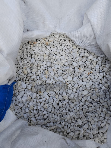 Kamenclub.ru: Мраморная крошка, щебень, цвет-белый, фр. 10-20 мм.  купить в Московской области мрамор белый, молочный айвори каменная ландшафтная декоративная крошка шебня 12000 руб/т   фото КАМЕНЬ КЛУБ