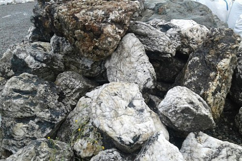 Kamenclub.ru: Черный гранит - кварцит фр. 500-1000 мм.  купить в Московской области гранит кварцит черный серый белый скальный колотый валун 9750 руб/т   фото КАМЕНЬ КЛУБ