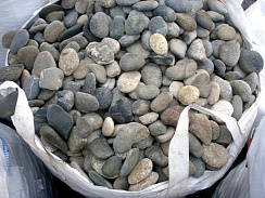Kamenclub.ru: Галька речная плоская (ассорти) фр. 100-200-300 мм купить в Московской области галька галечник природный серый, белый темно-серый синий рыжий светло-серый природная галька плоская крупная 8000 руб/т   фото КАМЕНЬ КЛУБ