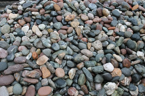 Kamenclub.ru: Галька окат (цветная картошка) фр. 50-100 мм. купить  в Московской области галька природная окатанная серый белый цветной синий темно-серый коричневый округлый галечник окатанный 6800 руб/т   фото КАМЕНЬ КЛУБ