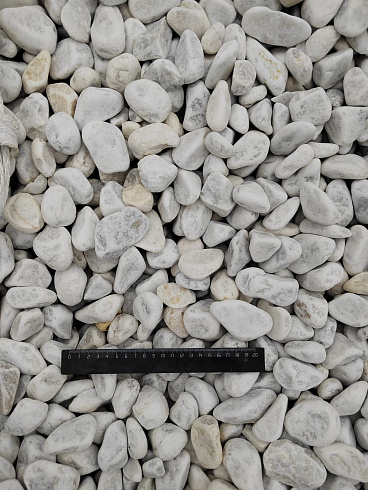 Kamenclub.ru: Мраморная крошка (щебень галтованный белый) фр.40-70 мм.  купить в Московской области мрамор белый молочный айвори окатанный округлый природный камень 17000 руб/т   фото КАМЕНЬ КЛУБ