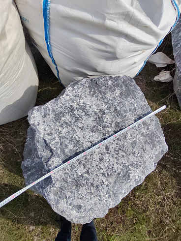 Kamenclub.ru: Черный мрамор скальник фр. 1000-1500 мм.  купить в Московской области мрамор черный белый серый крупный колотый валун ландшафтный 9000 руб/т   фото КАМЕНЬ КЛУБ