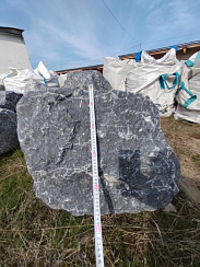 Kamenclub.ru: Черный мрамор скальник фр. 1000-1500 мм.  купить в Московской области мрамор черный белый серый крупный колотый валун ландшафтный 9000 руб/т   фото КАМЕНЬ КЛУБ