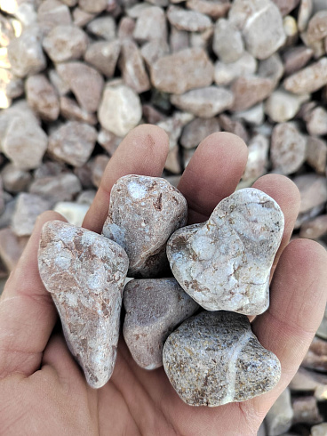 Kamenclub.ru: Мраморная крошка (щебень галтованный розовый) фр.20-40 мм.  купить в Московской области мрамор розовый, красный оголтованный округлый щебень  15000 руб/т   фото КАМЕНЬ КЛУБ