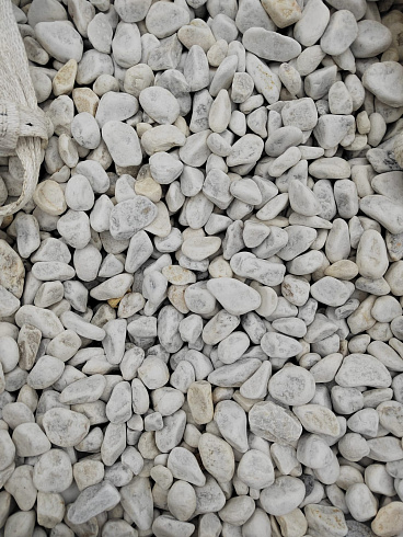 Kamenclub.ru: Мраморная крошка (щебень галтованный белый) фр.40-70 мм.  купить в Московской области мрамор белый молочный айвори окатанный округлый природный камень 17000 руб/т   фото КАМЕНЬ КЛУБ