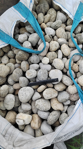 Kamenclub.ru: Галька речная окат (серо-белая) фр. 70-120 мм купить  в Московской области галька галечник бело-серая, серо-белая, серая, белая речная природная галька  8000 руб/т   фото КАМЕНЬ КЛУБ