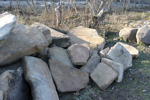 Kamenclub.ru: Песчаник плиты - плахи - пошаговые дорожки (фр. 70-150 мм)  купить в Московской области песчаник серый бежевый желтый зеленый колотый песчаник строительный 6500 руб/т   фото КАМЕНЬ КЛУБ