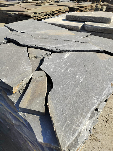 Kamenclub.ru: Песчаник пластушка светло-серый (3,0 см)  купить в Московской области песчаник светло-серый, серый песчаник рваный ландшафтный колотый 13800 руб/м3   фото КАМЕНЬ КЛУБ