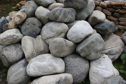 Kamenclub.ru: Речной валун Кабанчик фр.300-500 мм.  купить в Московской области крупный природный камень галька серый, темно-серый речной валун галечник масштабный 7000 руб/т   фото КАМЕНЬ КЛУБ