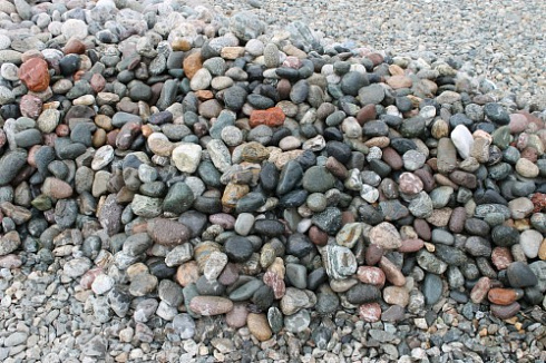Kamenclub.ru: Галька окат (цветная картошка) фр. 50-100 мм. купить  в Московской области галька природная окатанная серый белый цветной синий темно-серый коричневый округлый галечник окатанный 6800 руб/т   фото КАМЕНЬ КЛУБ